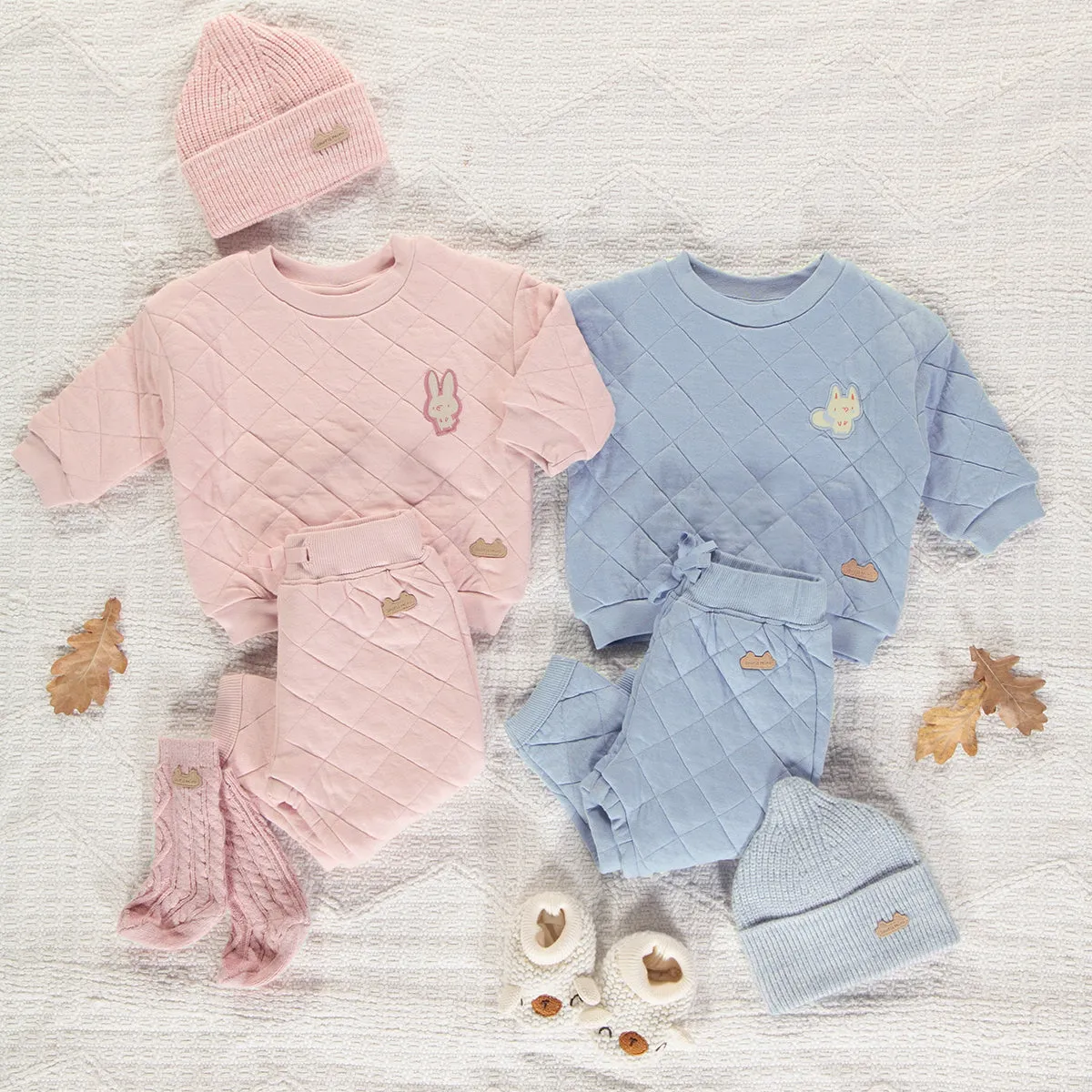 Chandail bleu pâle ample en jersey matelassé, naissance || Light blue loose fit crewneck in quilted jersey, newborn