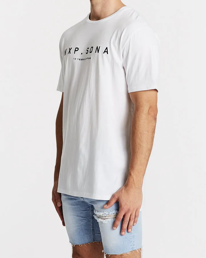 Nena Pasadena MENS BEHAVIOUR STEP HEM TEE - WHITE